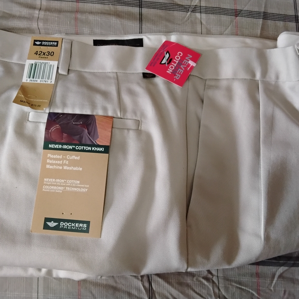 Dockers Premium Never-Iron Cotton Khakis Pleated